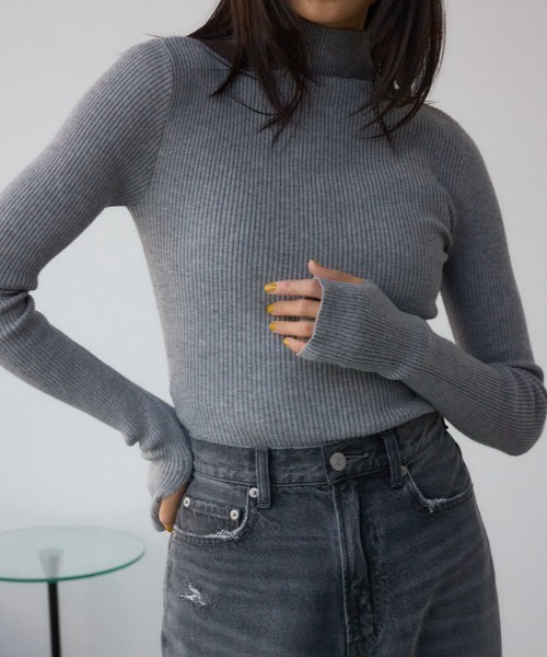 AZUL by moussy（アズールバイマウジー）の「サムホールリブニットトップス（ニット/セーター・レディース・杢グレー/アイボリー/ブラック/グリーン/レッド・FREE）」の4枚目の写真