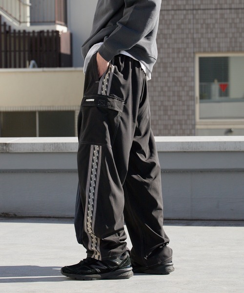PLEASURES（プレジャー）の「PLEASURES/プレジャーズ サイドラインテープデザイン イージーカーゴパンツ 2026年 夏 夏服（カーゴパンツ・メンズ・ブラック・M/L）」の11枚目の写真