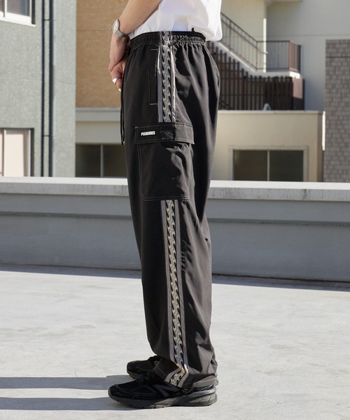 PLEASURES（プレジャー）の「PLEASURES/プレジャーズ サイドラインテープデザイン イージーカーゴパンツ 2026年 夏 夏服（カーゴパンツ・メンズ・ブラック・M/L）」の8枚目の写真
