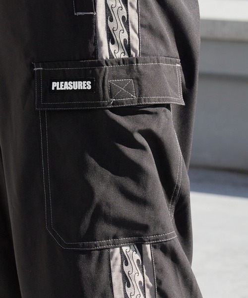 PLEASURES（プレジャー）の「PLEASURES/プレジャーズ サイドラインテープデザイン イージーカーゴパンツ 2026年 夏 夏服（カーゴパンツ・メンズ・ブラック・M/L）」の3枚目の写真