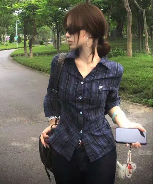 AsheKsha(アシクシャ)の「チェック柄のスリムフィットウエストシェイプシャツ(シャツ/ブラウス・レディース・ネイビー/ブラウン/オレンジ・M/S/L)」の6枚目の写真
