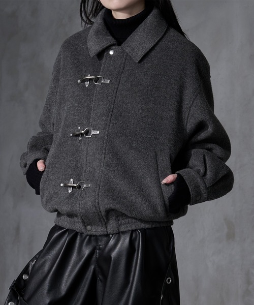 Ellno Loset(エルノロゼット)の「【Ryoooコラボ】ファイヤーマンバックルメルトンボリュームブルゾン(ブルゾン・メンズ・チャコールグレー/ブラック・LARGE/MEDIUM/SMALL)」の2枚目の写真