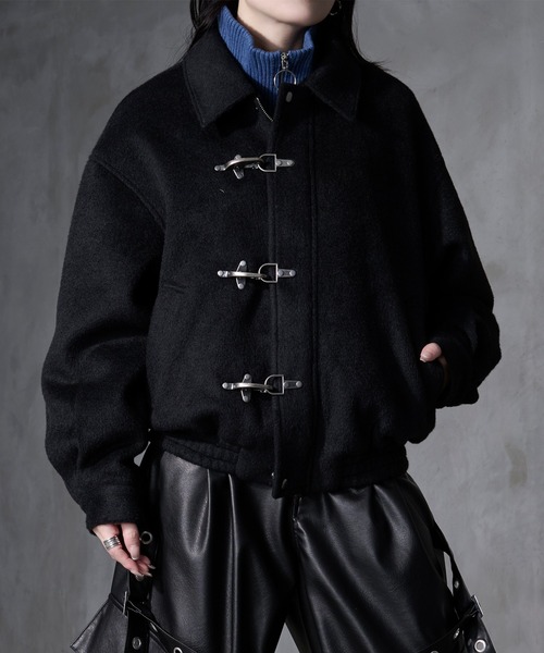 Ellno Loset(エルノロゼット)の「【Ryoooコラボ】ファイヤーマンバックルメルトンボリュームブルゾン(ブルゾン・メンズ・チャコールグレー/ブラック・LARGE/MEDIUM/SMALL)」の1枚目の写真