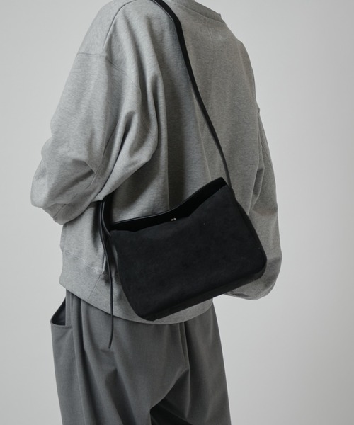 Lui's（ルイス）の「カバーショルダーバッグ（ショルダーバッグ・メンズ・ブラック/ブラック系その他・FREE）」の2枚目の写真
