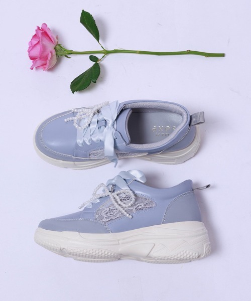 axes femme(アクシーズファム)の「チャーム付レーススニーカー(パンプス・レディース・ブラック/サックスブルー/キナリ・LARGE/MEDIUM)」の3枚目の写真