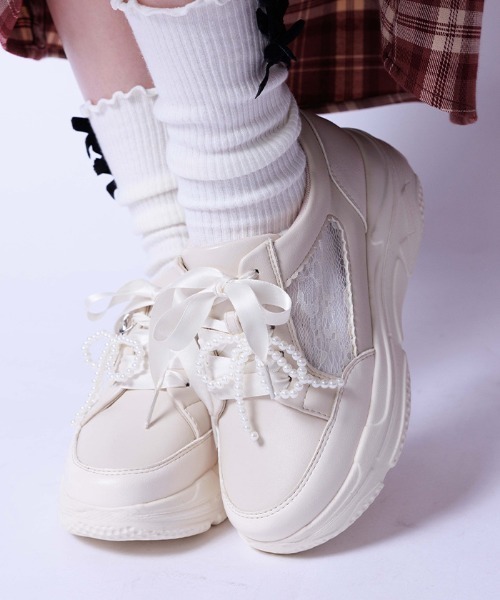 axes femme(アクシーズファム)の「チャーム付レーススニーカー(パンプス・レディース・ブラック/サックスブルー/キナリ・LARGE/MEDIUM)」の2枚目の写真