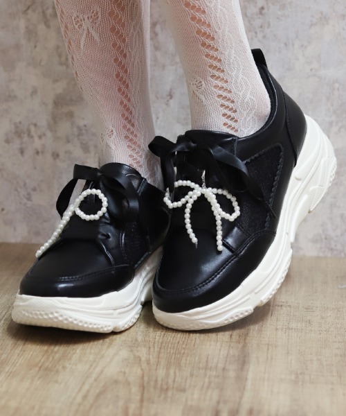 axes femme(アクシーズファム)の「チャーム付レーススニーカー(パンプス・レディース・ブラック/サックスブルー/キナリ・LARGE/MEDIUM)」の1枚目の写真