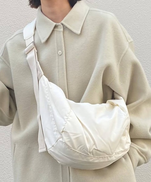 ISOOK(アイスー)の「ソフトカーブパデットショルダーバッグ(kiharu select) / ショルダーバッグ ペットボトルが入る ウエストポーチ 肩掛け 無地(ボディバッグ/ウエストポーチ・レディース・ブラック/アイボリー・FREE)」の1枚目の写真