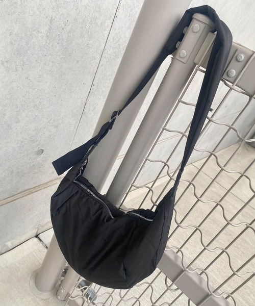 ISOOK(アイスー)の「ソフトカーブパデットショルダーバッグ(kiharu select) / ショルダーバッグ ペットボトルが入る ウエストポーチ 肩掛け 無地(ボディバッグ/ウエストポーチ・レディース・ブラック/アイボリー・FREE)」の2枚目の写真