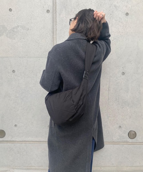 ISOOK(アイスー)の「ソフトカーブパデットショルダーバッグ(kiharu select) / ショルダーバッグ ペットボトルが入る ウエストポーチ 肩掛け 無地(ボディバッグ/ウエストポーチ・レディース・ブラック/アイボリー・FREE)」の5枚目の写真