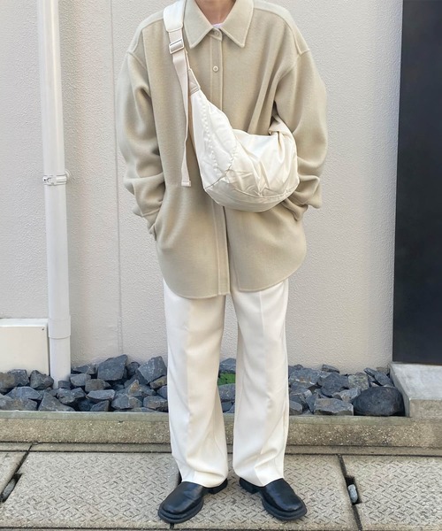 ISOOK(アイスー)の「ソフトカーブパデットショルダーバッグ(kiharu select) / ショルダーバッグ ペットボトルが入る ウエストポーチ 肩掛け 無地(ボディバッグ/ウエストポーチ・レディース・ブラック/アイボリー・FREE)」の7枚目の写真