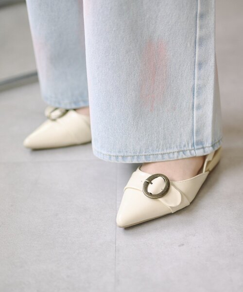 Kastane（カスタネ）の「ラインベルトパンプス（パンプス・レディース・ブラック/アイボリー/ベージュ・36/37/38）」の2枚目の写真