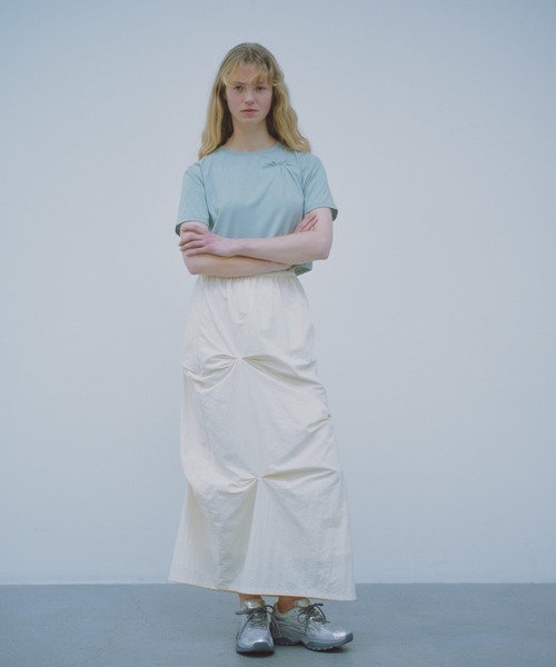 emmi（エミ）の「タックフォルムスカート/撥水（スカート・レディース・ブルー/ブラック/アイボリー・1/0）」の2枚目の写真