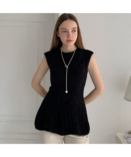 VASCARA(バスカラ)の「Cable Sleeveless Knit Top (3colors)(ニット/セーター・レディース・アイボリー/ブラック/グレー・FREE)」の1枚目の写真