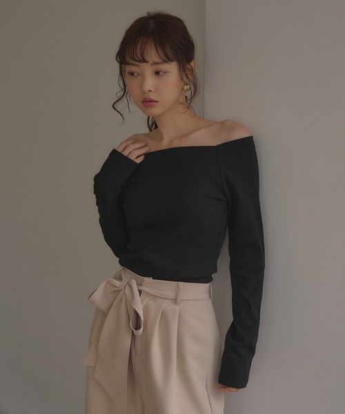 SOELA(ソエラ)の「【INGNI SOELA】カップ付オフショルトップス/WEB限定(Tシャツ/カットソー・レディース・ブラック/オフホワイト・FREE)」の2枚目の写真