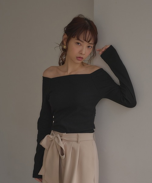 SOELA(ソエラ)の「【INGNI SOELA】カップ付オフショルトップス/WEB限定(Tシャツ/カットソー・レディース・ブラック/オフホワイト・FREE)」の4枚目の写真