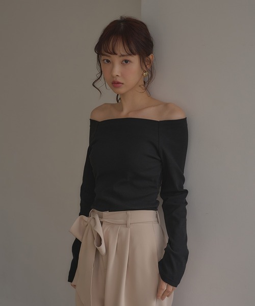 SOELA(ソエラ)の「【INGNI SOELA】カップ付オフショルトップス/WEB限定(Tシャツ/カットソー・レディース・ブラック/オフホワイト・FREE)」の5枚目の写真