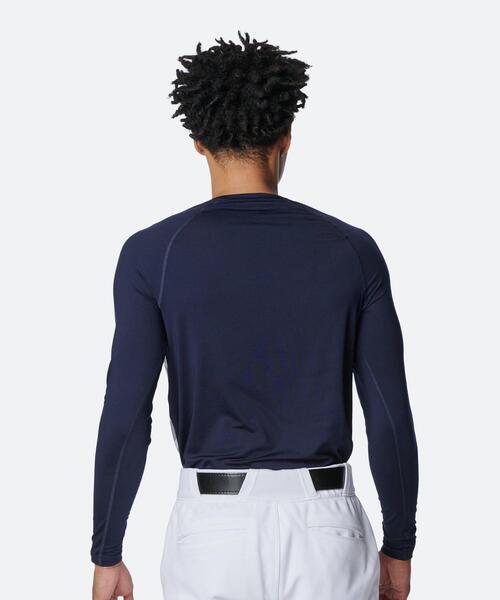 UNDER ARMOUR(アンダーアーマー)の「UAヒートギア コンフォート フィッティド ノベルティ ロングスリーブ クルーネック シャツ(ベースボール/メンズ)(Tシャツ/カットソー・メンズ・ネイビー・L/S/M/2XL/XL/3XL)」の2枚目の写真