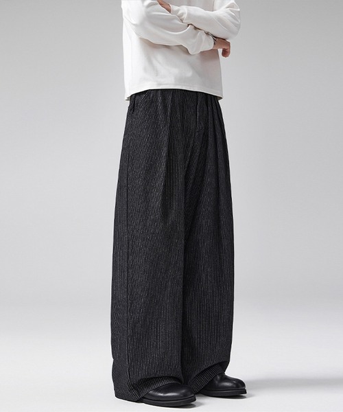 TOBEE(トゥビー)の「【TOBEE】バルーンシルエット ディープタックワイドパンツ(デニムパンツ・メンズ・ブラック・SMALL/MEDIUM/LARGE/X-LARGE)」の8枚目の写真