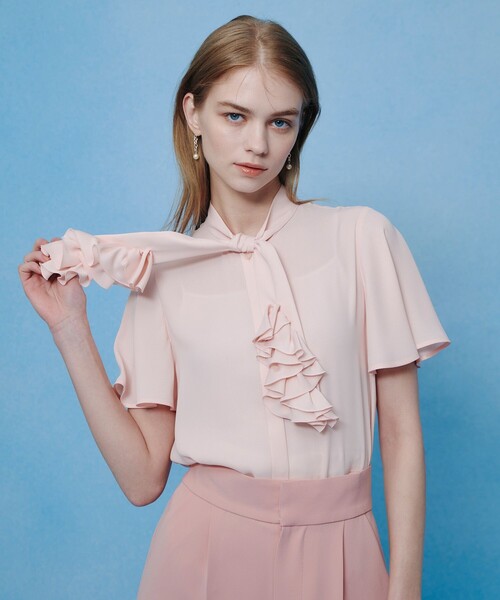 LOULOU WILLOUGHBY（ルルウィルビー）の「【LOULOU WILLOUGHBY】ペタルフリルフレアスリーブブラウス（シャツ/ブラウス・レディース・サックスブルー/オフホワイト/ブラック/ピンク・2）」の4枚目の写真
