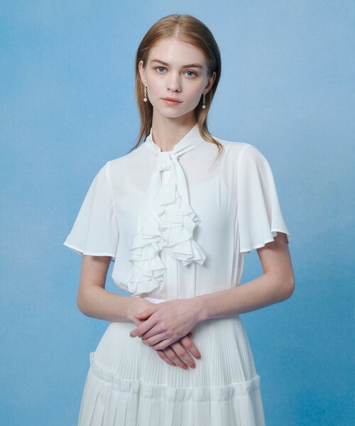 LOULOU WILLOUGHBY（ルルウィルビー）の「【LOULOU WILLOUGHBY】ペタルフリルフレアスリーブブラウス（シャツ/ブラウス・レディース・サックスブルー/オフホワイト/ブラック/ピンク・2）」の5枚目の写真