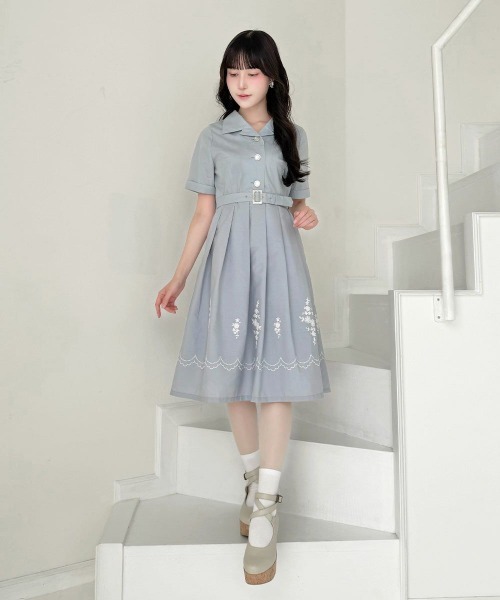 F i.n.t（フィント）の「レース風プリントヘムシャツワンピース（シャツワンピース・レディース・ライトブルー/ブルー・FREE）」の2枚目の写真