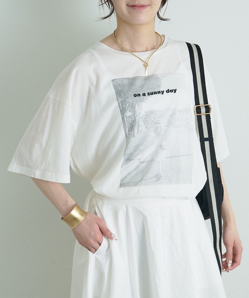 PUAL CE CIN(ピュアルセシン)の「テキストアートプリントTシャツ(Tシャツ/カットソー・レディース・オフホワイト/ベージュ/モカ・FREE)」の2枚目の写真
