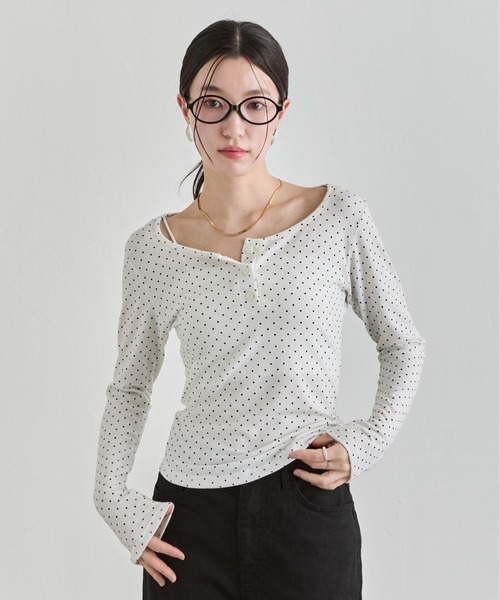 NUJOH(ヌゾ)の「Dot Henley Top / ドットヘンリートップス(Tシャツ/カットソー・レディース・グレー/ブラック/アイボリー・FREE)」の1枚目の写真