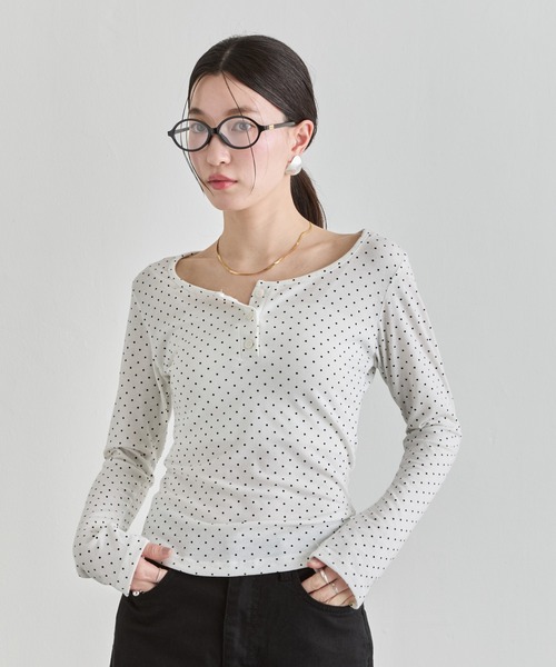 NUJOH(ヌゾ)の「Dot Henley Top / ドットヘンリートップス(Tシャツ/カットソー・レディース・グレー/ブラック/アイボリー・FREE)」の7枚目の写真