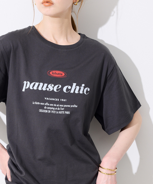 SLOBE IENA（スローブイエナ）の「La Hutte/ラ ユット SLOBE別注 ロゴTシャツ（Tシャツ/カットソー・レディース・ブラウン/ホワイト/チャコールグレー・FREE）」の2枚目の写真