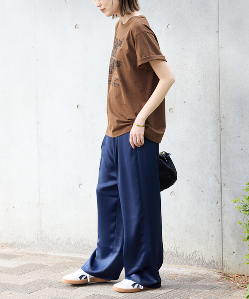 SLOBE IENA（スローブイエナ）の「La Hutte/ラ ユット SLOBE別注 ロゴTシャツ（Tシャツ/カットソー・レディース・ブラウン/ホワイト/チャコールグレー・FREE）」の19枚目の写真