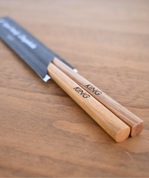 MILLION CARATS（ミリオンカラッツ）の「《&NUT》- ROYAL FAMILY CHOPSTICKS - 毎日の食卓に遊び心と特別感を添える、ロゴ入り栗の木マイ箸（カトラリー）」