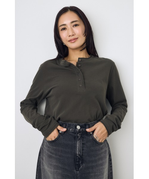 AZUL by moussy(アズールバイマウジー)の「ドライタッチ ヘンリーネックトップス(Tシャツ/カットソー・レディース・ライトブラック/オフホワイト/ライム・MEDIUM/SMALL)」の4枚目の写真