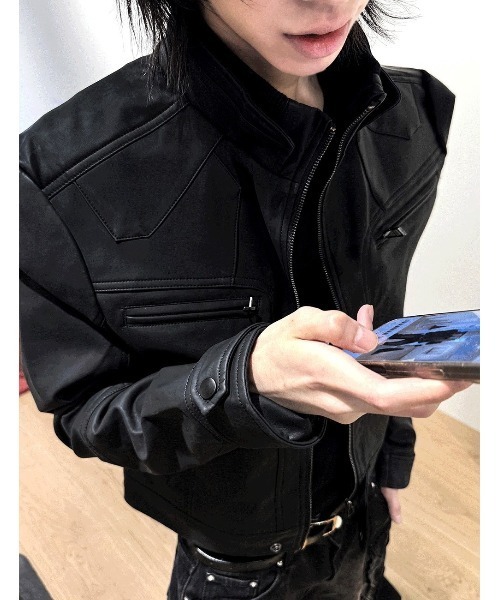 COSYHARU(コシハル)の「56cmクロップハイネックレザージャケット(ライダースジャケット・メンズ・ブラック・LARGE/MEDIUM)」の10枚目の写真