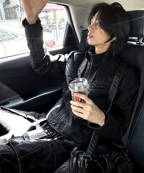 COSYHARU(コシハル)の「56cmクロップハイネックレザージャケット(ライダースジャケット・メンズ・ブラック・LARGE/MEDIUM)」の3枚目の写真