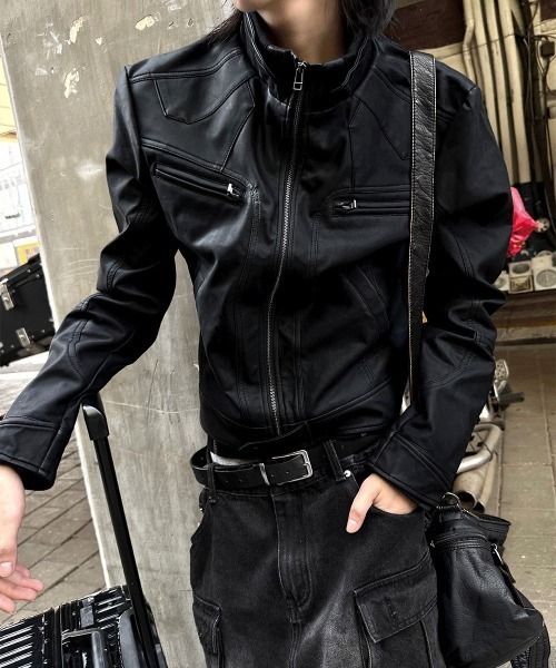 COSYHARU(コシハル)の「56cmクロップハイネックレザージャケット(ライダースジャケット・メンズ・ブラック・LARGE/MEDIUM)」の2枚目の写真