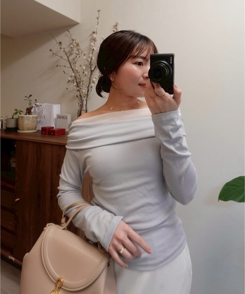 Reurie'（レウリィ）の「オフショルダータートルトップ(saki select)（Tシャツ/カットソー・レディース・ブラック/ブルー/ホワイト・FREE）」の3枚目の写真