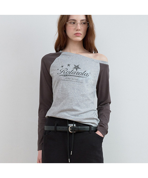 ROLAROLA(ロラロラ)の「LOGO GRAPHIC OFF SHOULDER RAGLAN T-SHIRT CHARCOAL(Tシャツ/カットソー・レディース・チャコール・FREE)」の1枚目の写真