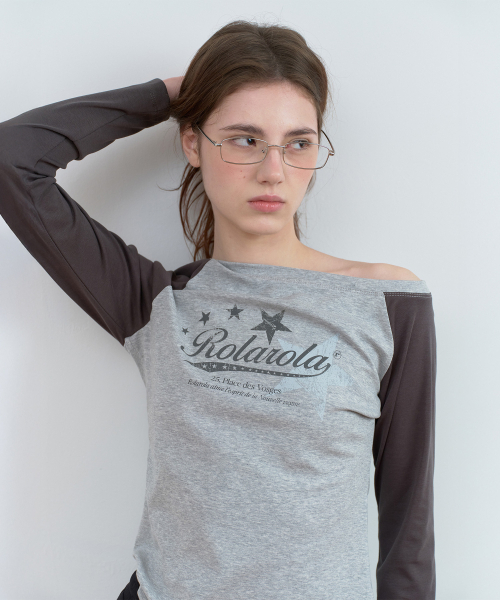 ROLAROLA(ロラロラ)の「LOGO GRAPHIC OFF SHOULDER RAGLAN T-SHIRT CHARCOAL(Tシャツ/カットソー・レディース・チャコール・FREE)」の2枚目の写真