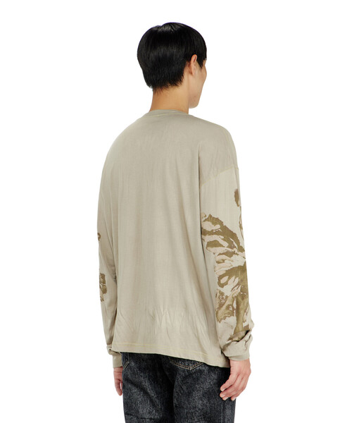 DIESEL(ディーゼル)の「メンズ 長袖Tシャツ T-BOXT-LS-AA4(Tシャツ/カットソー・メンズ・ベージュ系その他/ピンク系その他・LARGE/X-LARGE/SMALL/X-SMALL/XX-LARGE/MEDIUM/XXX-LARGE)」の7枚目の写真