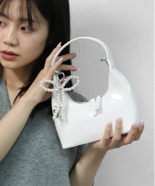 THE CELL.(ザセルドット)の「チャーム付き MINIハンドバッグ MINI HANDBAG WITH CHARM(ハンドバッグ・レディース・ピンク/オフホワイト/ワイン/シルバー/ブラック・FREE)」の2枚目の写真