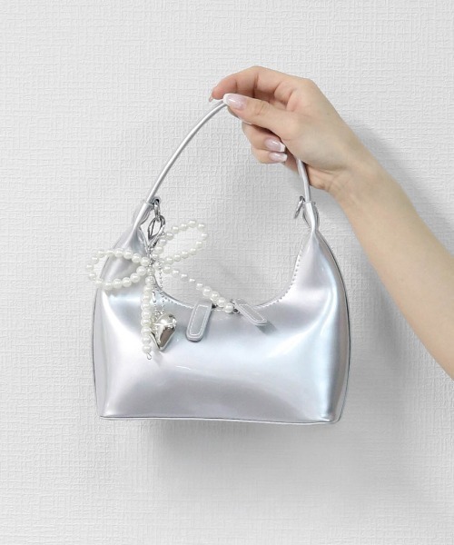 THE CELL.(ザセルドット)の「チャーム付き MINIハンドバッグ MINI HANDBAG WITH CHARM(ハンドバッグ・レディース・ピンク/オフホワイト/ワイン/シルバー/ブラック・FREE)」の5枚目の写真