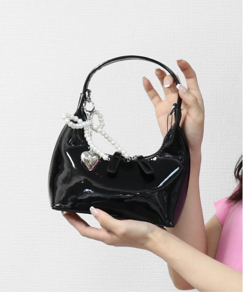 THE CELL.(ザセルドット)の「チャーム付き MINIハンドバッグ MINI HANDBAG WITH CHARM(ハンドバッグ・レディース・ピンク/オフホワイト/ワイン/シルバー/ブラック・FREE)」の3枚目の写真