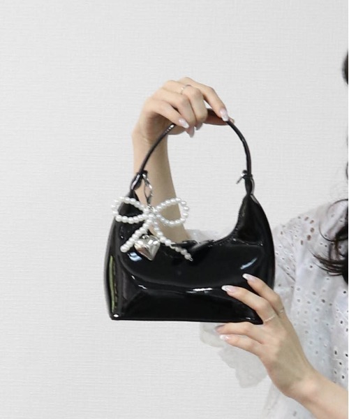 THE CELL.(ザセルドット)の「チャーム付き MINIハンドバッグ MINI HANDBAG WITH CHARM(ハンドバッグ・レディース・ピンク/オフホワイト/ワイン/シルバー/ブラック・FREE)」の9枚目の写真