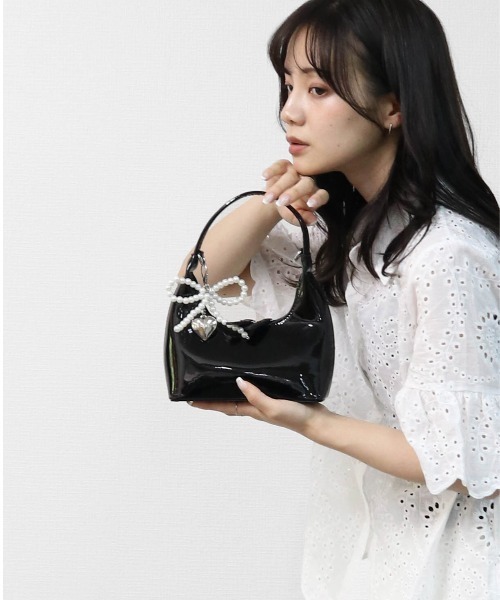 THE CELL.(ザセルドット)の「チャーム付き MINIハンドバッグ MINI HANDBAG WITH CHARM(ハンドバッグ・レディース・ピンク/オフホワイト/ワイン/シルバー/ブラック・FREE)」の8枚目の写真