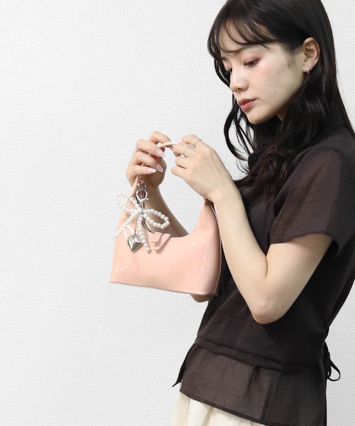 THE CELL.(ザセルドット)の「チャーム付き MINIハンドバッグ MINI HANDBAG WITH CHARM(ハンドバッグ・レディース・ピンク/オフホワイト/ワイン/シルバー/ブラック・FREE)」の13枚目の写真