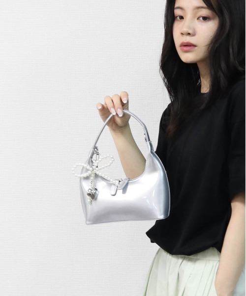 THE CELL.(ザセルドット)の「チャーム付き MINIハンドバッグ MINI HANDBAG WITH CHARM(ハンドバッグ・レディース・ピンク/オフホワイト/ワイン/シルバー/ブラック・FREE)」の17枚目の写真