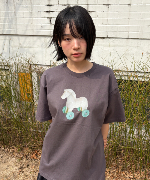 kaifai(カイファイ)の「ミルクポニー 半袖Tシャツ (チャコール) K26QB229(Tシャツ/カットソー・レディース・その他・MEDIUM/LARGE)」の1枚目の写真
