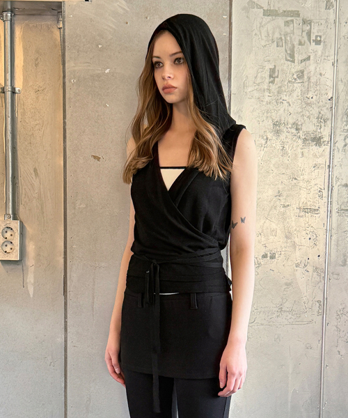 ERER(エルエル)の「Hotfix hooded Sleeveless knit Black(Tシャツ/カットソー・レディース・ブラック・F)」の5枚目の写真