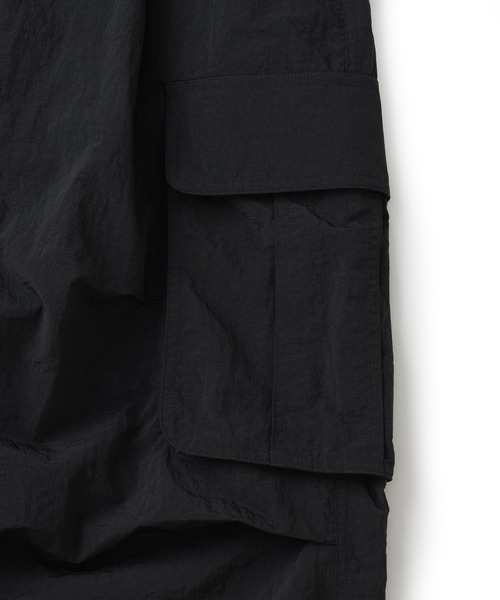 NOT4NERD(ノットフォーナード)の「NOT4NERD/ノットフォーナード/Knee Tuck Parachute Cargo Bermuda Shorts(カーゴパンツ・メンズ・ライトカーキ/ブラック・L/M)」の13枚目の写真